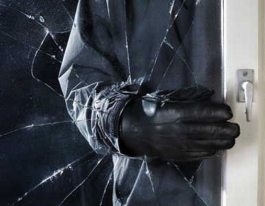 ¿Héroe o villano? Un padre acuchilla a tres ladrones armados para salvar a su familia.