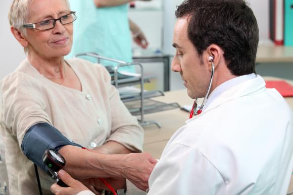 Una ligera elevación de la presión arterial puede aumentar el riesgo de ACV