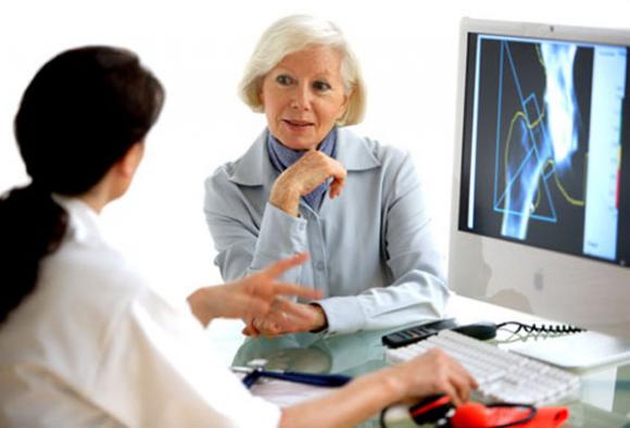Una cada 4 mujeres postmenopáusicas sufre osteoporosis