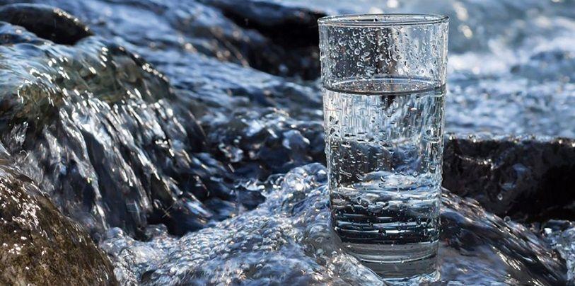 La peligrosa tendencia de beber "agua cruda"