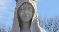 Rompen las manos y el rostro de imagen de la Virgen de Fátima en iglesia católica